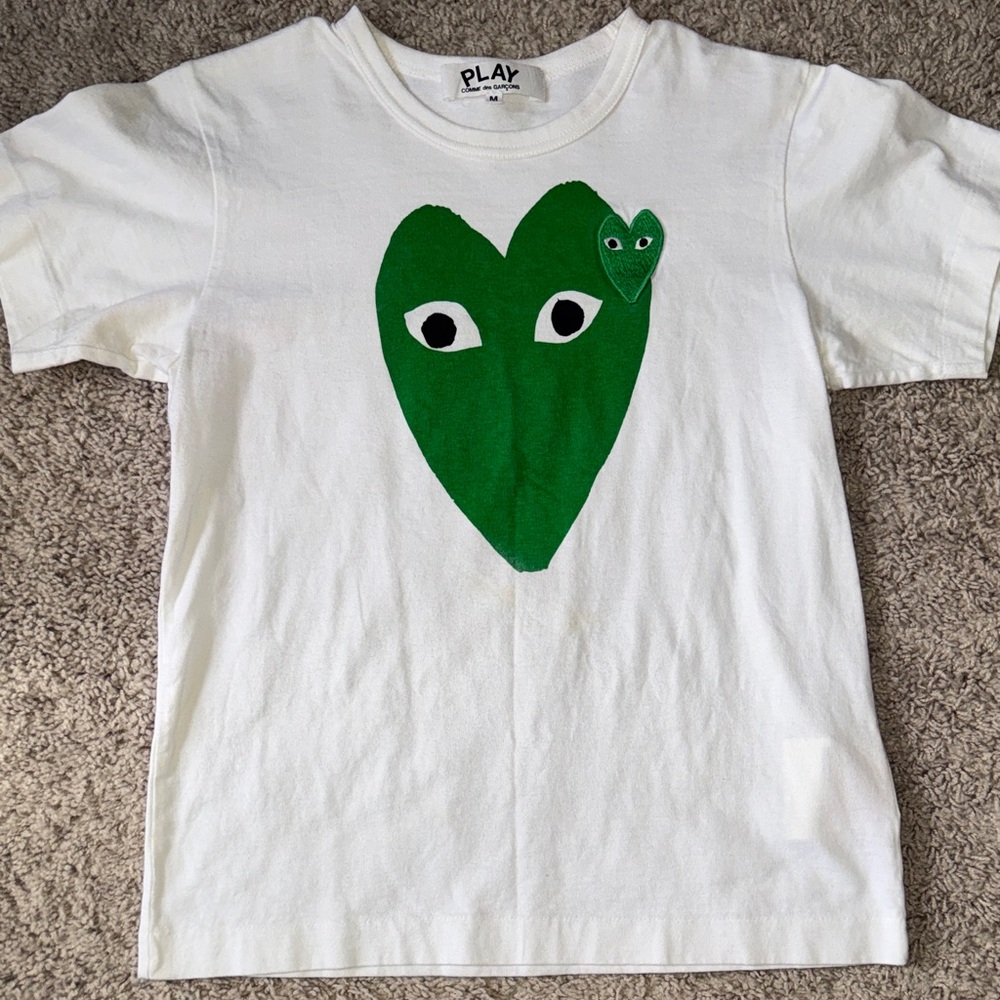 Comme des Garcons Kids White Tee with Green Heart Motif——